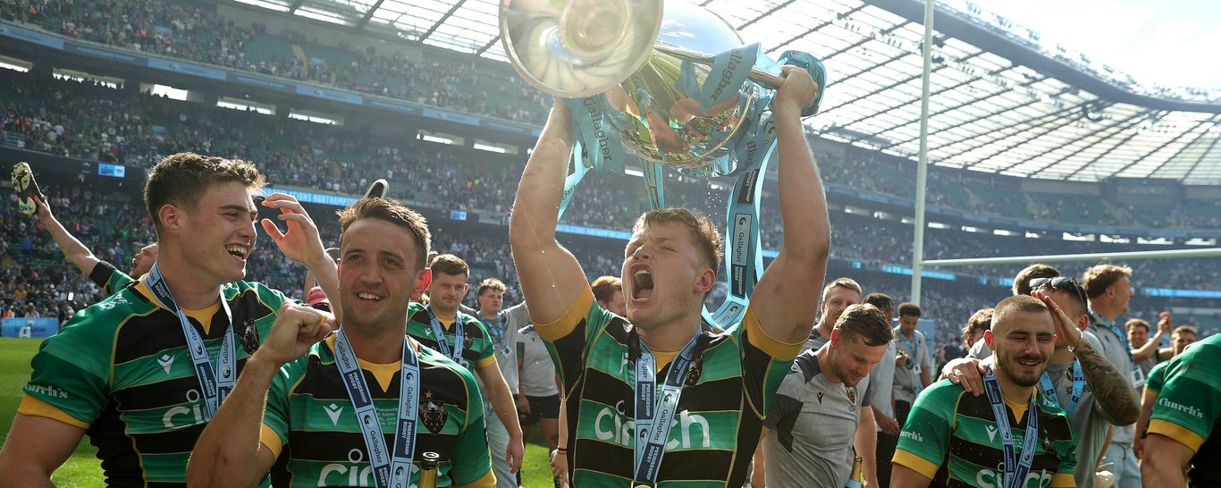 Fin Smith lifts the Gallagher Premiership trophy for Northampton Saints.