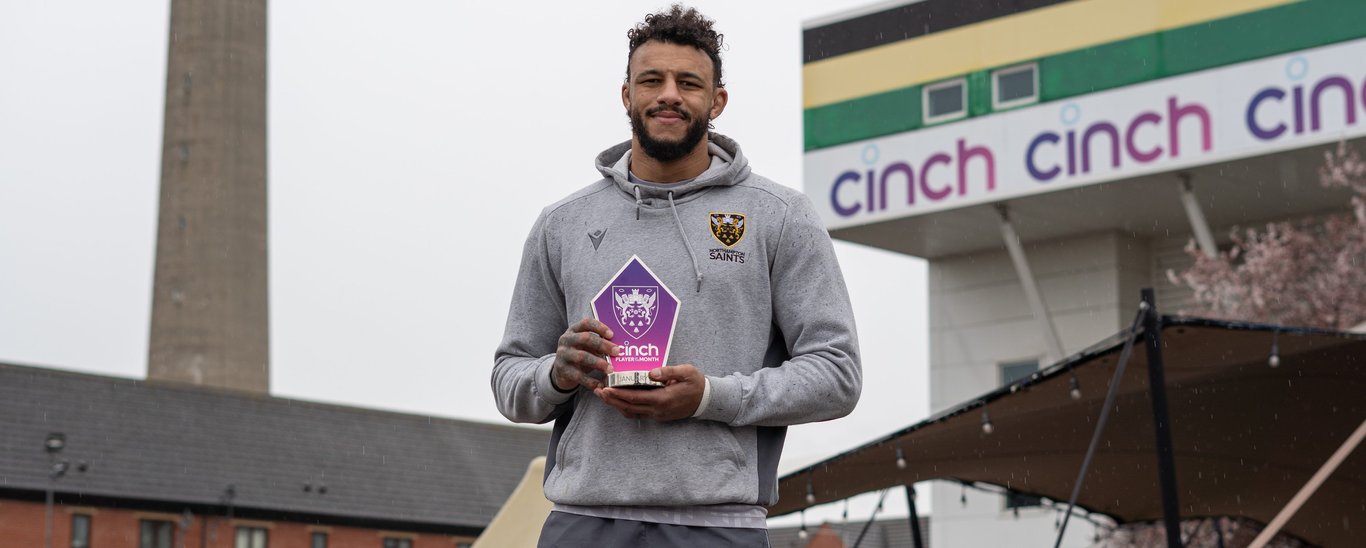 Courtney Lawes with his  cinch Player of the Month award for January 2024.