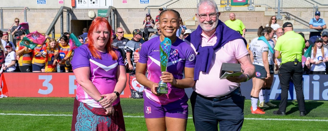 Sadia Kabeya receives the 2023/24 Saints Supporters Club’s Lightning player of the season award.