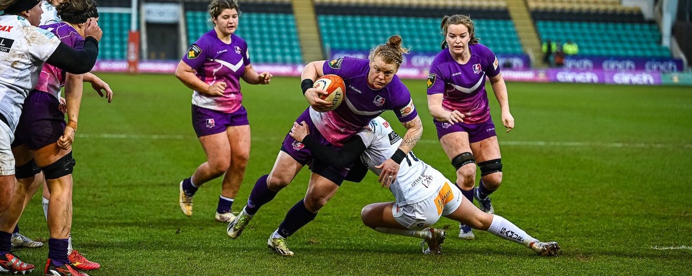 Alev Kelter scores for Lightning against Exeter.