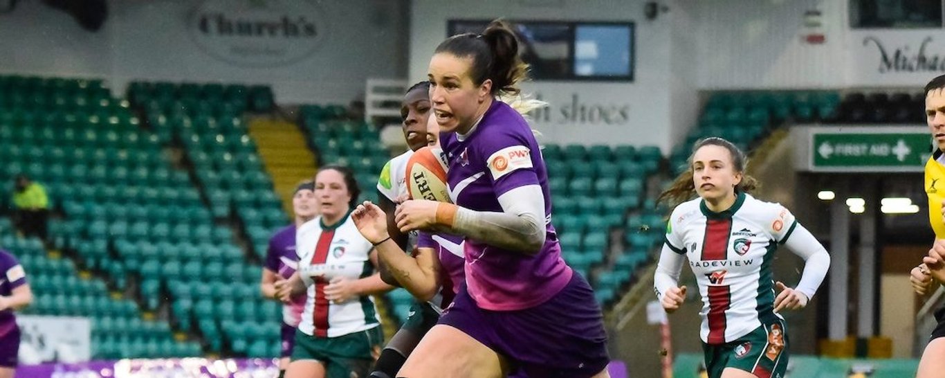 Emily Scarratt scores for Loughborough Lightning.