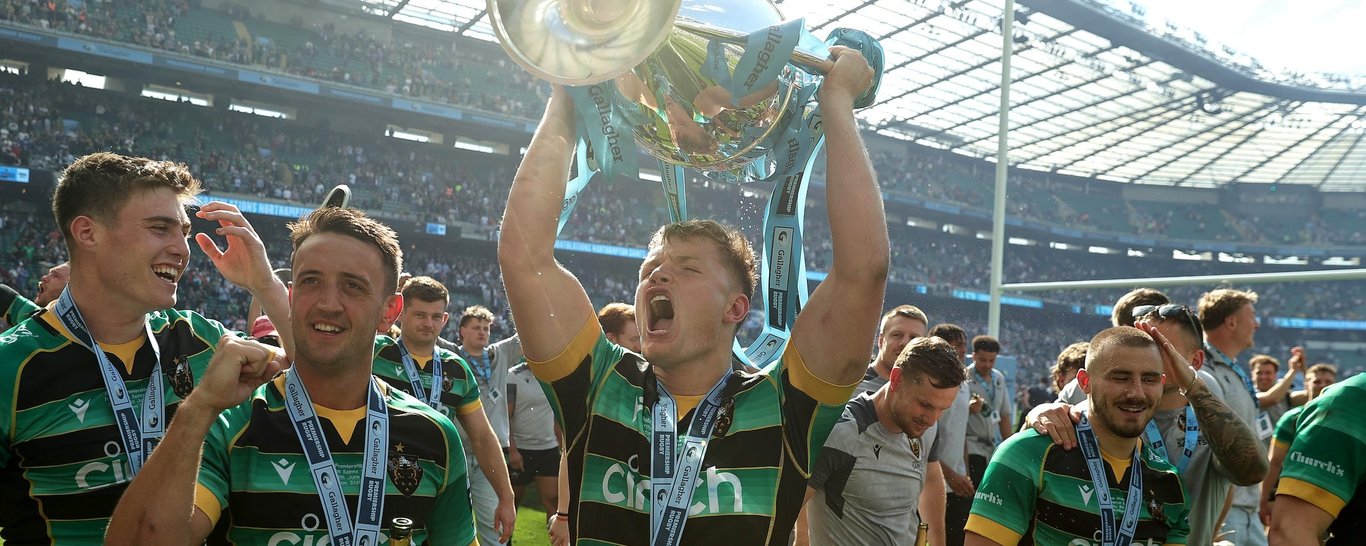 Fin Smith lifts the Gallagher Premiership trophy for Northampton Saints.