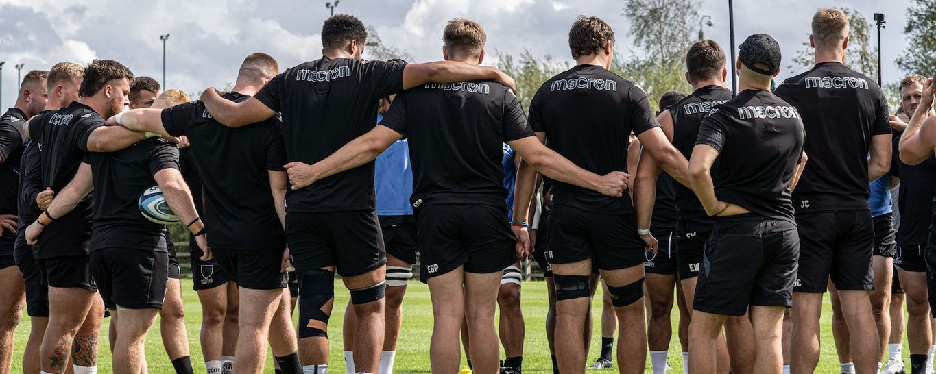 Northampton Saints huddle together