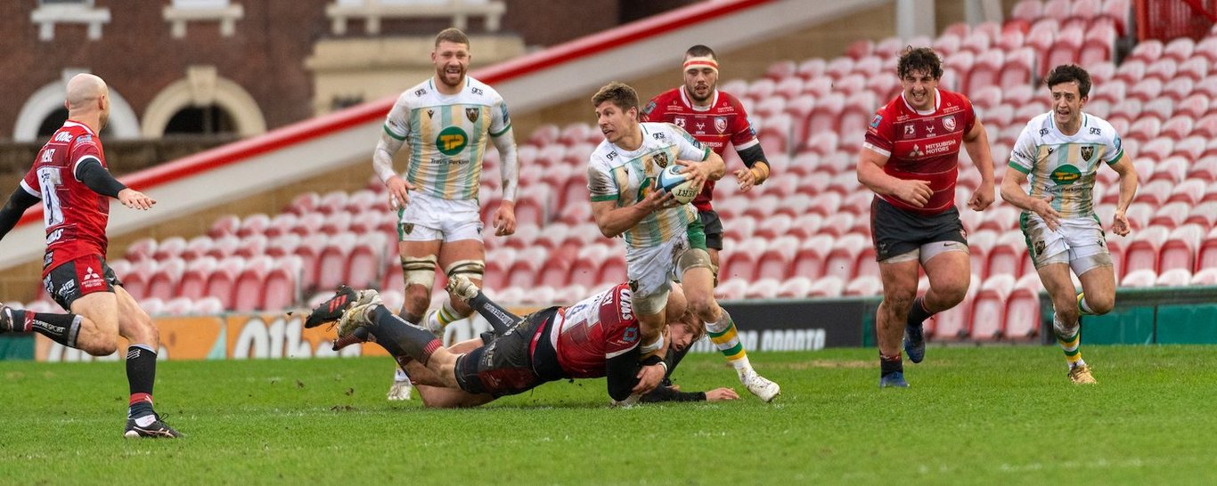 Piers Francis takes on Gloucester's defence
