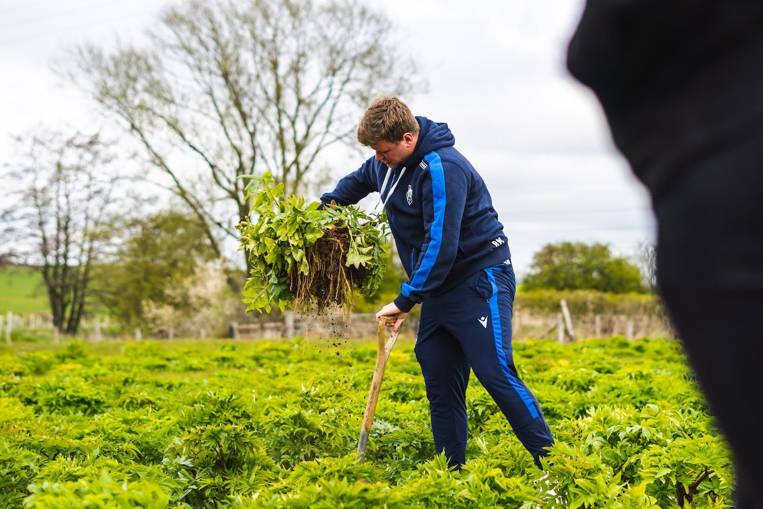 Saints’ players were on hand to help bottling and labelling the limited-edition Gin