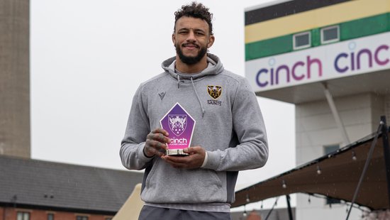 Courtney Lawes with his  cinch Player of the Month award for January 2024.