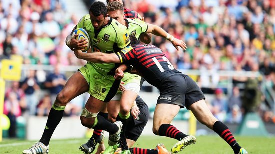 Courtney Lawes holds off Marcelo Bosch