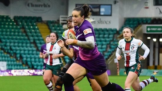 Emily Scarratt scores for Loughborough Lightning.