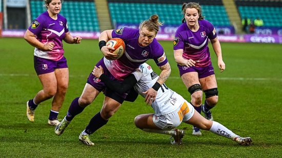 Alev Kelter scores for Lightning against Exeter.