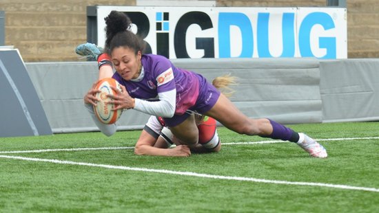 Bulou Mataitoga scores for Loughborough Lightning against Gloucester-Hartpury.