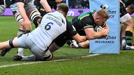 Trevor Davison scores for Northampton Saints against Newcastle Falcons.