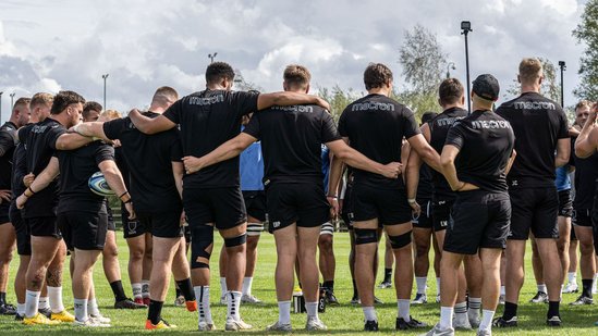 Northampton Saints huddle together